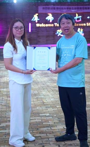 聶理事長向研學團頒發研學證書